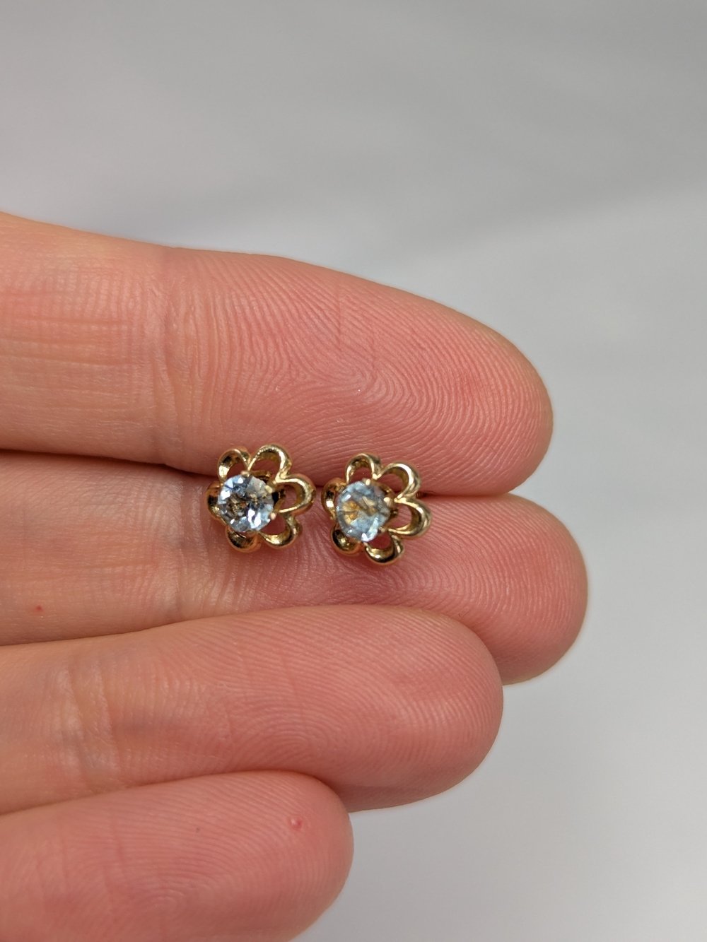 Solid 10 K Gold Flower Stud Earrings - Picture 4 of 10